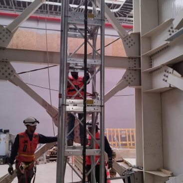 Ingenieros montando ascensor